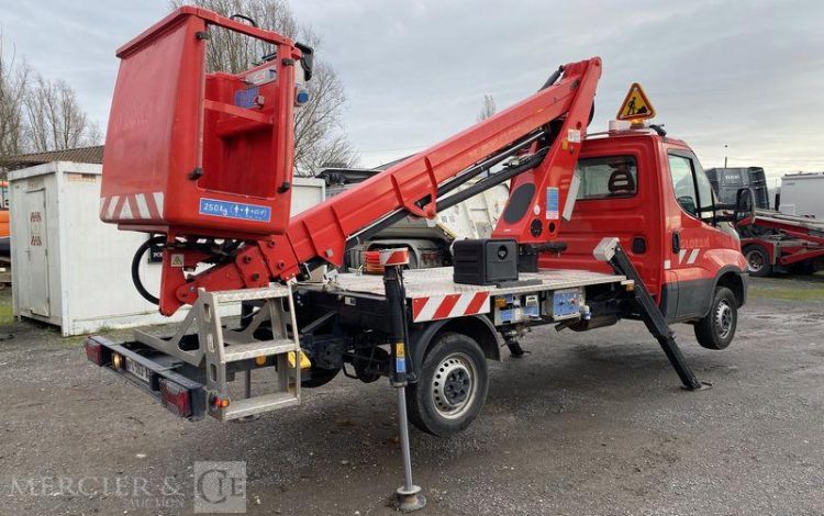 IVECO 35S12 AVEC NACELLE FRANCE ELC B17CTE 16M ROUGE FC-593-AV