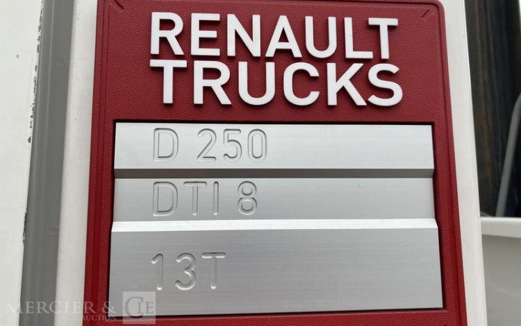 RENAULT CAMION FOREUSE GAMME D250 / DTI8 DIESEL – PTAC 13T – 34534 KMS – 2141 HEURES BLANC FW-720-ZL