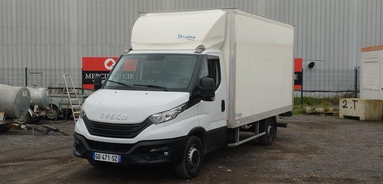 IVECO 35S16 CAISSE AVEC HAYON – DIESEL – 19698 KMS – ANNEE 2023 BLANC GQ-471-SZ