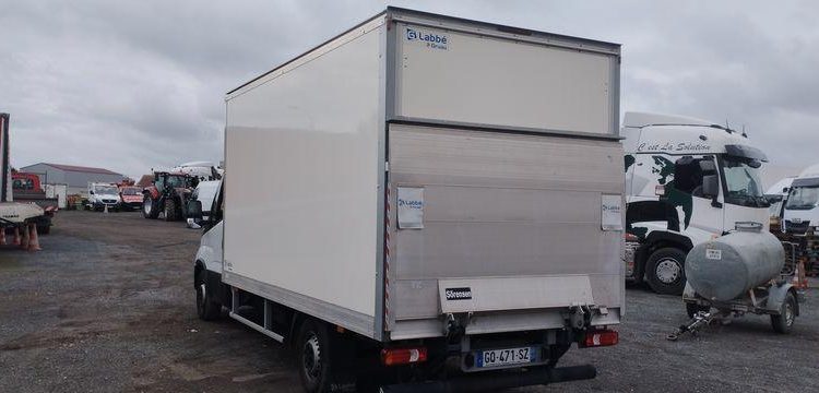 IVECO 35S16 CAISSE AVEC HAYON – DIESEL – 19698 KMS – ANNEE 2023 BLANC GQ-471-SZ