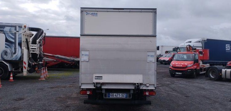 IVECO 35S16 CAISSE AVEC HAYON – DIESEL – 19698 KMS – ANNEE 2023 BLANC GQ-471-SZ