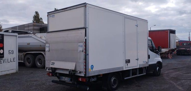 IVECO 35S16 CAISSE AVEC HAYON – DIESEL – 19698 KMS – ANNEE 2023 BLANC GQ-471-SZ