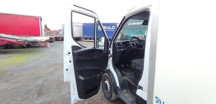 IVECO 35S16 CAISSE AVEC HAYON – DIESEL – 19698 KMS – ANNEE 2023 BLANC GQ-471-SZ