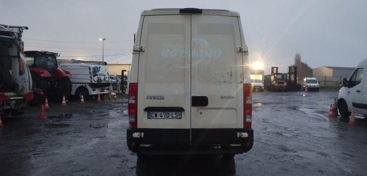 IVECO DAILY 35S13V8 2,3LD DPF  FOURGON 126 CV – DIESEL – 311641 KMS – ANNEE 2013 BLANC CW-470-LS