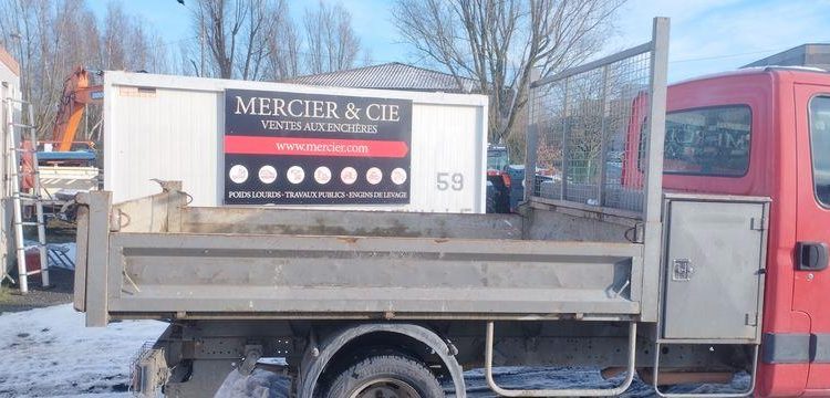 IVECO 35C13 BENNE SIMPLE CABINE COFFRE NON ROULANT  CX-998-JX