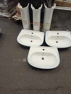 Autre Lot de 3 lavabos avec pieds marque GEBERIT  155