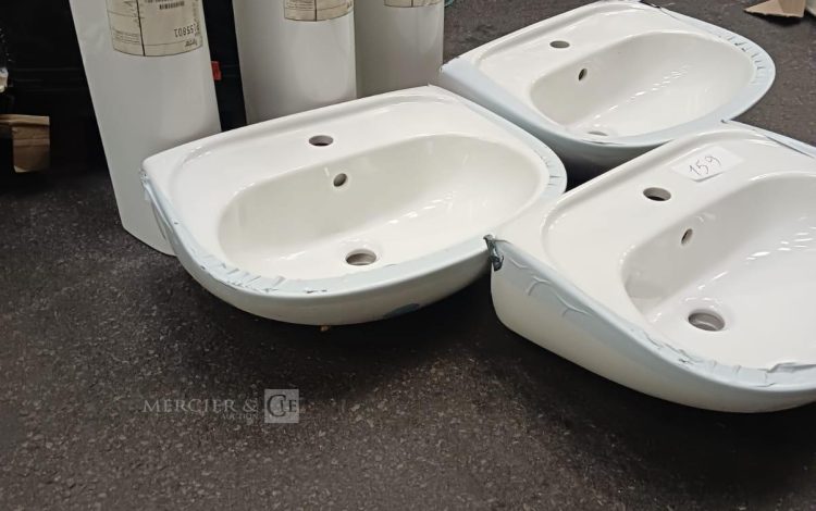 Autre Lot de 3 lavabos avec pieds marque GEBERIT  155