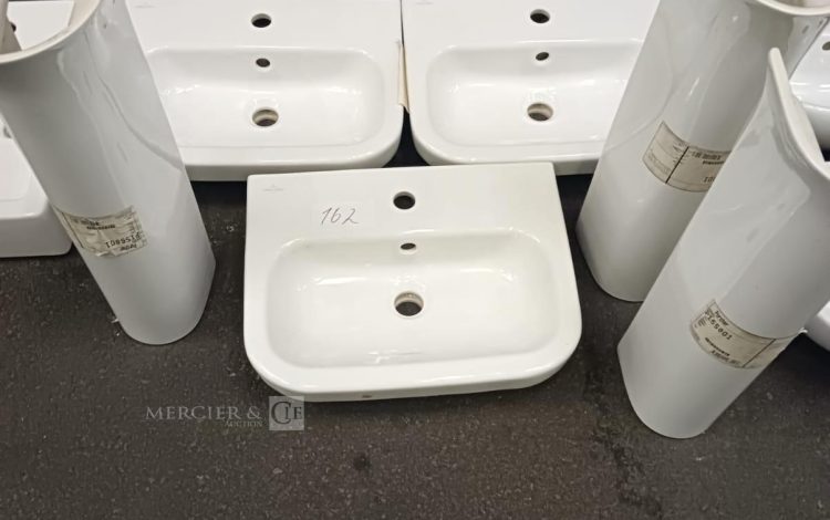 Autre Lot de 3 lavabos avec pieds marque VILLEROY BOCH  158