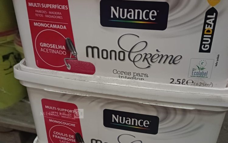 Autre Lot de 11 seaux de peinture Groselha Acetinado marque Nuance  2,5L  167