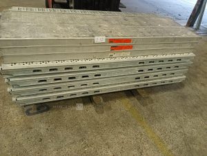 Autre Lot de 26 plateaux d’échafaudage de 2m x30cm , et 3 panneaux de 2m x60cm marque  208