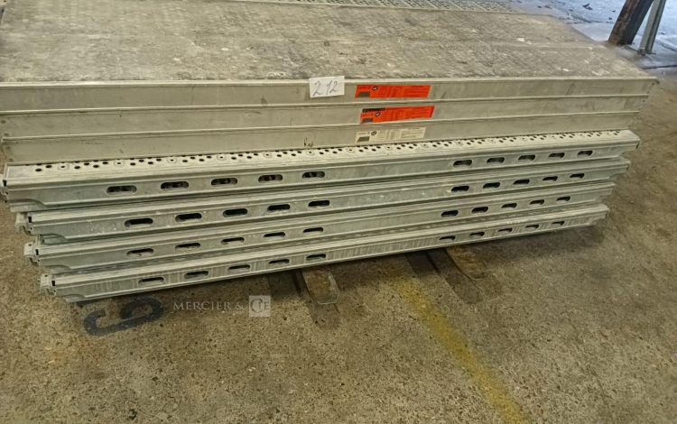 Autre Lot de 26 plateaux d’échafaudage de 2m x30cm , et 3 panneaux de 2m x60cm marque  208