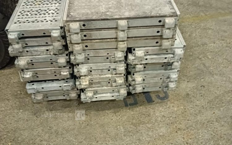 Autre Lot de 26 plateaux d’échafaudage de 2m x30cm , et 3 panneaux de 2m x60cm marque  208