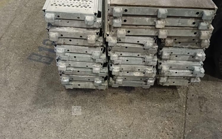 Autre Lot de 26 plateaux d’échafaudage de 2m x30cm , et 3 plateaux de 2m x60cm marque  211