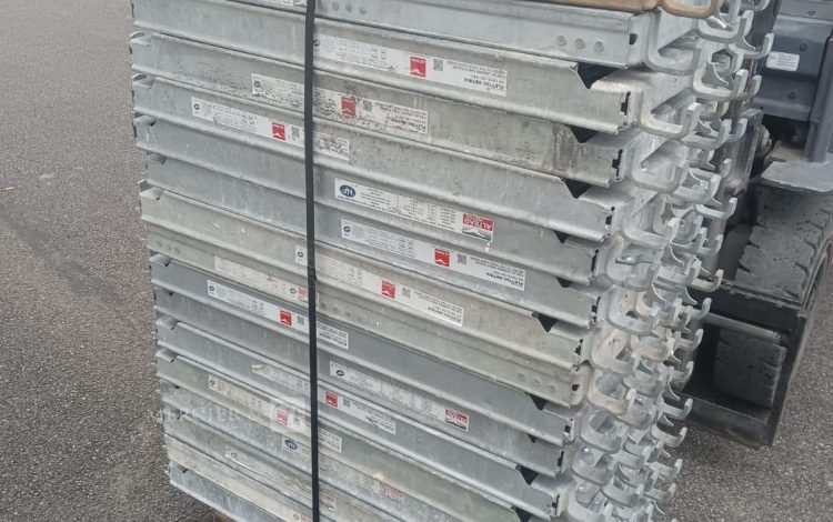 Autre Lot de 36 plateaux de 30x100cm pour échafaudage de la marque Altrad  33