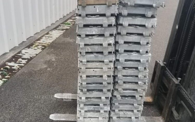 Autre Lot de 36 plateaux de 30x100cm pour échafaudage de la marque Altrad  33