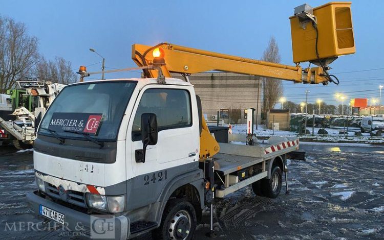 NISSAN NISSAN DIESEL AVEC NACELLE MULTITEL 145ALU DE 2005 – 14,5M – 3127 HEURES BLANC 471CAR59