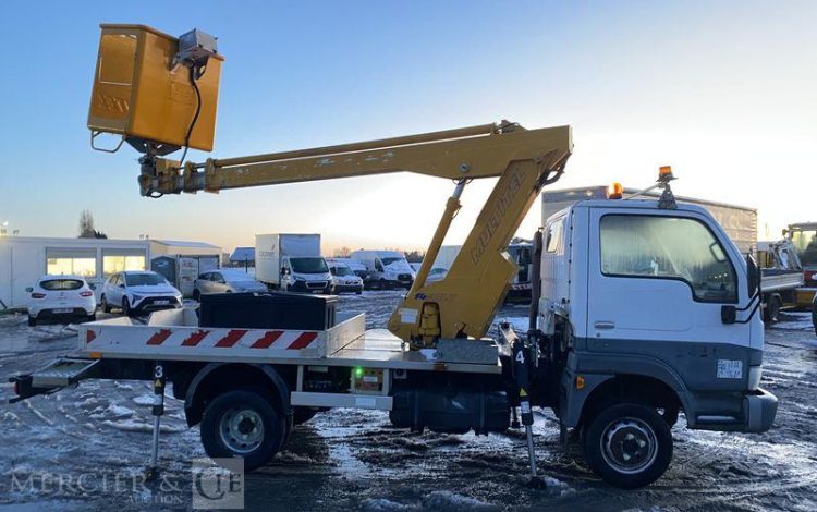 NISSAN NISSAN DIESEL AVEC NACELLE MULTITEL 145ALU DE 2005 – 14,5M – 3127 HEURES BLANC 471CAR59