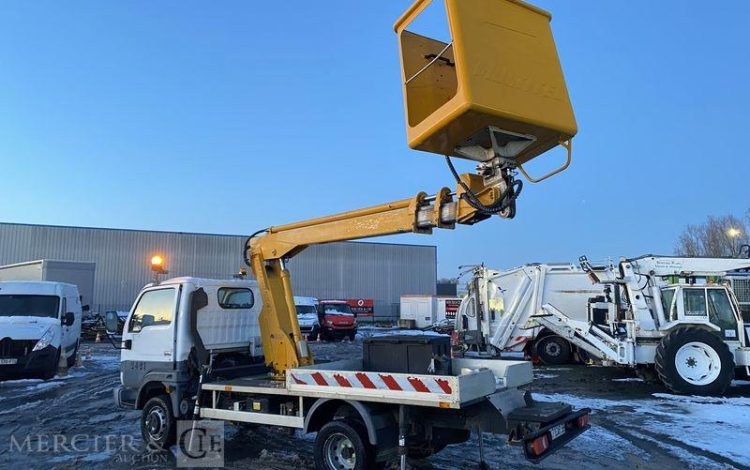 NISSAN NISSAN DIESEL AVEC NACELLE MULTITEL 145ALU DE 2005 – 14,5M – 3127 HEURES BLANC 471CAR59