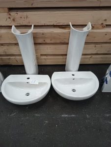 Autre Lot de 2 lavabos avec pied marque GEBERIT  65