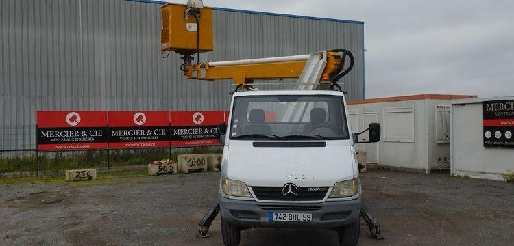 MERCEDES SPRINTER NACELLE MULTITEL 180 ALU AF  18 M – DIESEL – 2690 HEURES – 96419 KMS BLANC 742BHL59