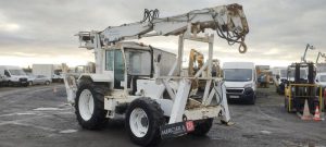 RISA TRACTEUR RENAULT AVEC GRUE DE FORAGE RISA SPARTIATE – DIESEL – HORAMETRE 2617 H.  RIFO