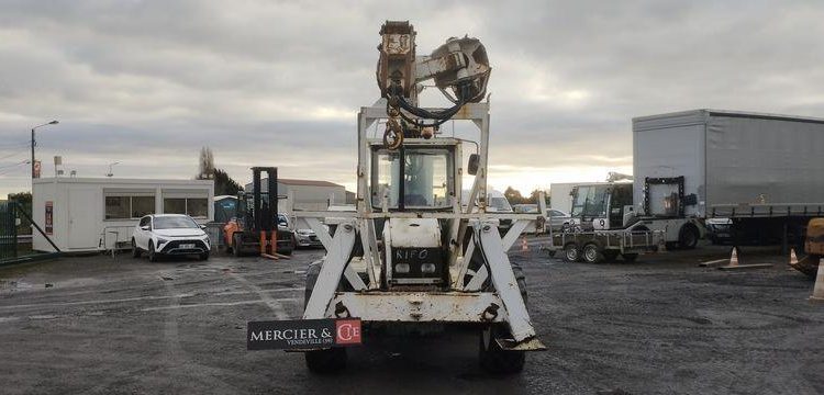 RISA TRACTEUR RENAULT AVEC GRUE DE FORAGE RISA SPARTIATE – DIESEL – HORAMETRE 2617 H.  RIFO