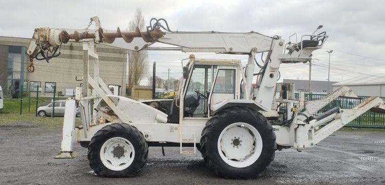 RISA TRACTEUR RENAULT AVEC GRUE DE FORAGE RISA SPARTIATE – DIESEL – HORAMETRE 2617 H.  RIFO