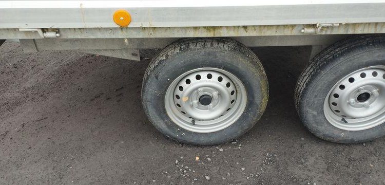 VDM TRAILERS REMORQUE  PLATEAU RIDELLES – PTAC :499 KGS-  2 ESSIEUX – NON IMMATRICULEE  VDM2