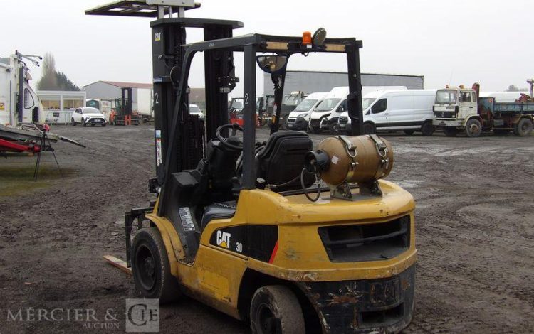 CATERPILLAR CHARIOT ELEVATEUR GP30NT FRONTAL GAZ  AVEC PRESSE DE CHARGE – 6754 HEURES  CT13G02023