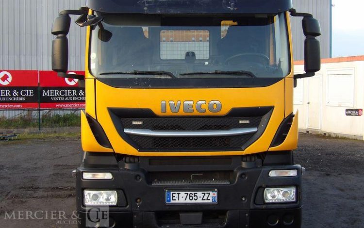 IVECO STRALIS AD260  PLATEAU PORTE ENGINS – PTAC : 32 TONNES – DIESEL – 276515 KMS JAUNE ET-765-ZZ