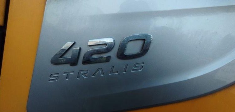 IVECO STRALIS AD260  PLATEAU PORTE ENGINS – PTAC : 32 TONNES – DIESEL – 276515 KMS JAUNE ET-765-ZZ