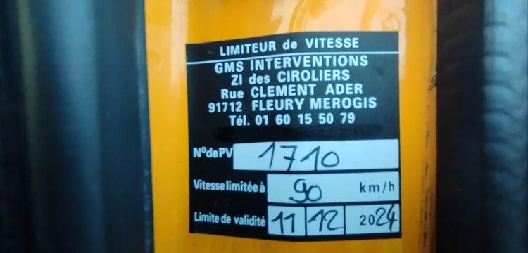 IVECO STRALIS AD260  PLATEAU PORTE ENGINS – PTAC : 32 TONNES – DIESEL – 276515 KMS JAUNE ET-765-ZZ