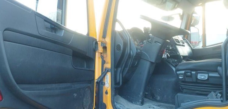 IVECO STRALIS AD260  PLATEAU PORTE ENGINS – PTAC : 32 TONNES – DIESEL – 276515 KMS JAUNE ET-765-ZZ