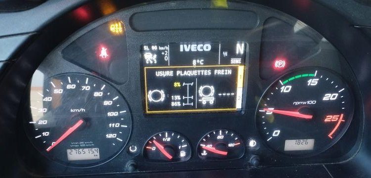 IVECO STRALIS AD260  PLATEAU PORTE ENGINS – PTAC : 32 TONNES – DIESEL – 276515 KMS JAUNE ET-765-ZZ